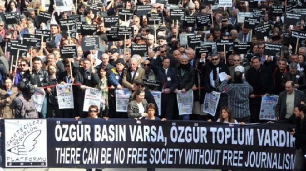 RT&Uuml;K ve Basın İlan Kurumu ceza yağdırıyor, gazeteciler mesleği bırakıyor...