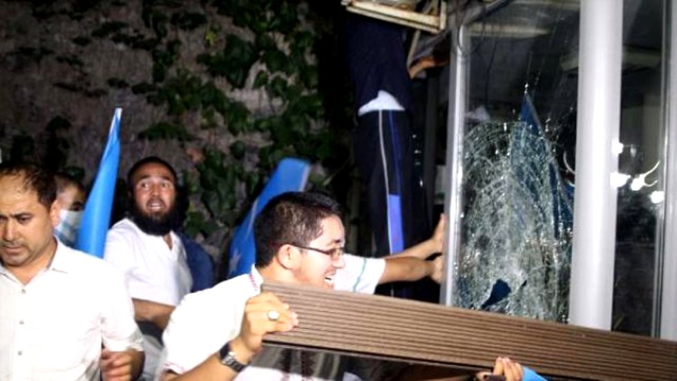 Doğu Türkistanlı bir grup Tayland Konsolosluğuna saldırdı