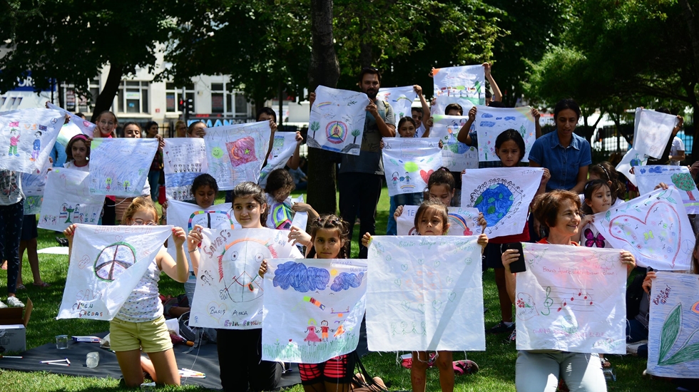 Belediye Bahçesinde “Barış” Resmi