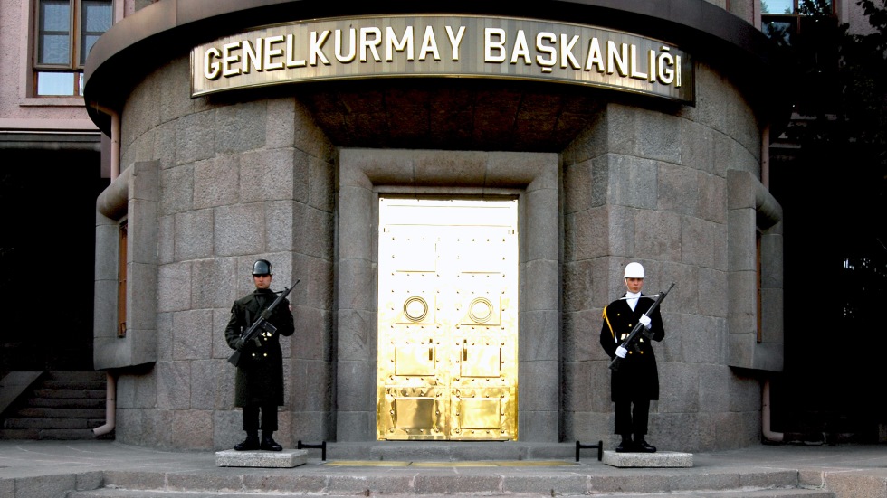 "TSK, siyasi kuruma d&ouml;n&uuml;şt&uuml;r&uuml;l&uuml;yor"