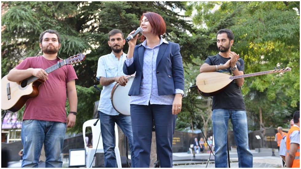 Yobaz saldırısına inat Avcılar’da Türkü söylemeye devam