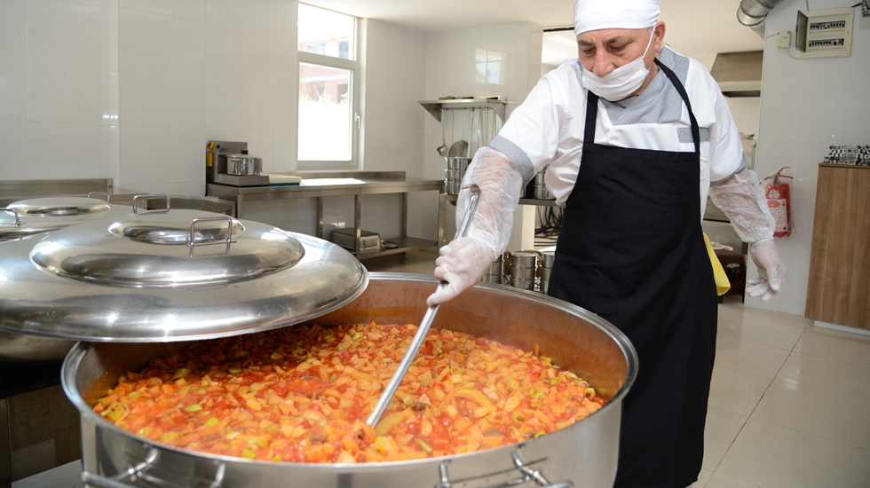 Beylikdüzü Belediyesi aşevinden İhtiyaç sahiplerin sıcak yemek