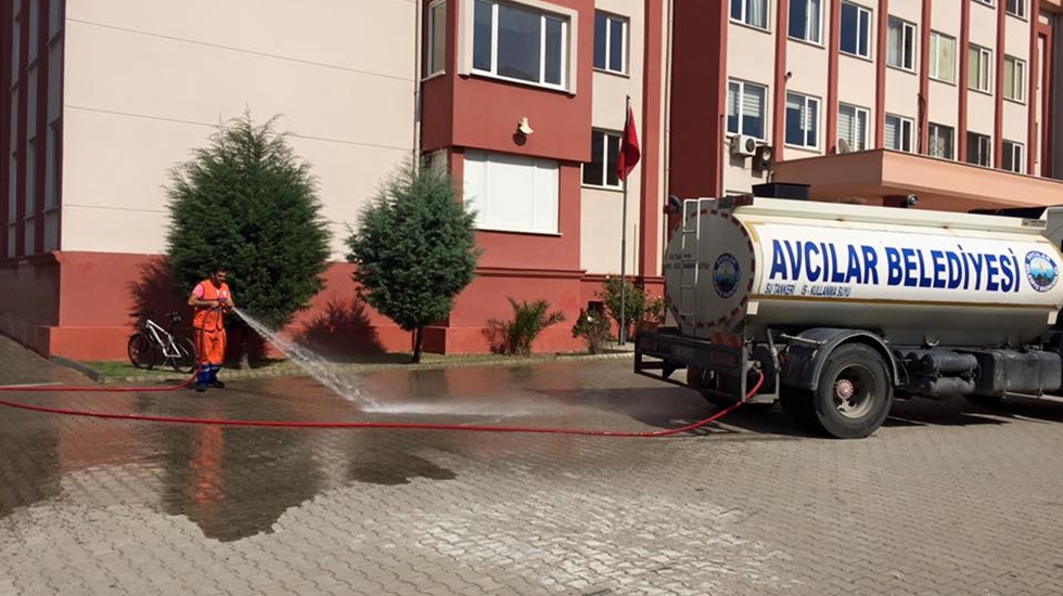 Avcılar Belediyesi okul bahçelerini yıkadı