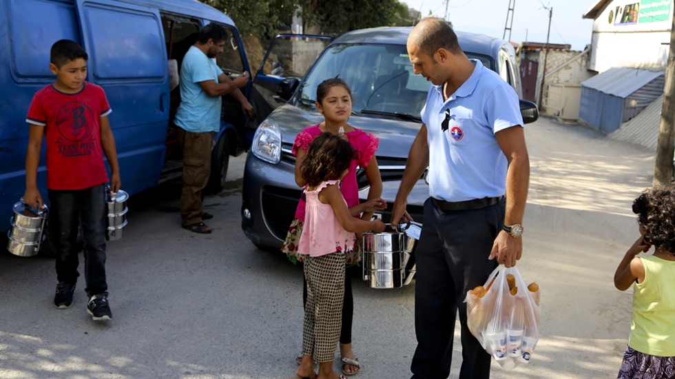 Belediyeden 77 bin aileye sıcak yemek