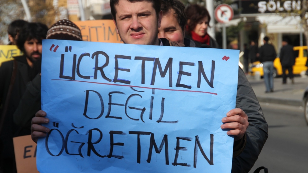 CHP&rsquo;li Beko'dan Bakan &Ouml;zer'e &uuml;cretli &ouml;ğretmenlerin sorununu &ccedil;&ouml;zme &ccedil;ağrısı...