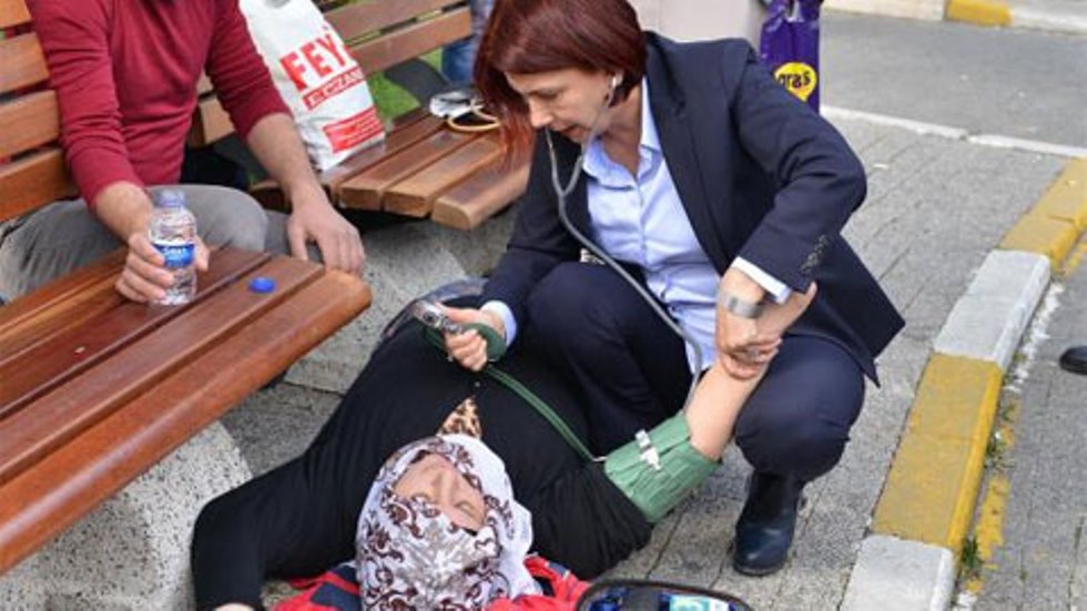 Baygınlık geçiren kişiye ilk müdahale başkan Toprak’tan…