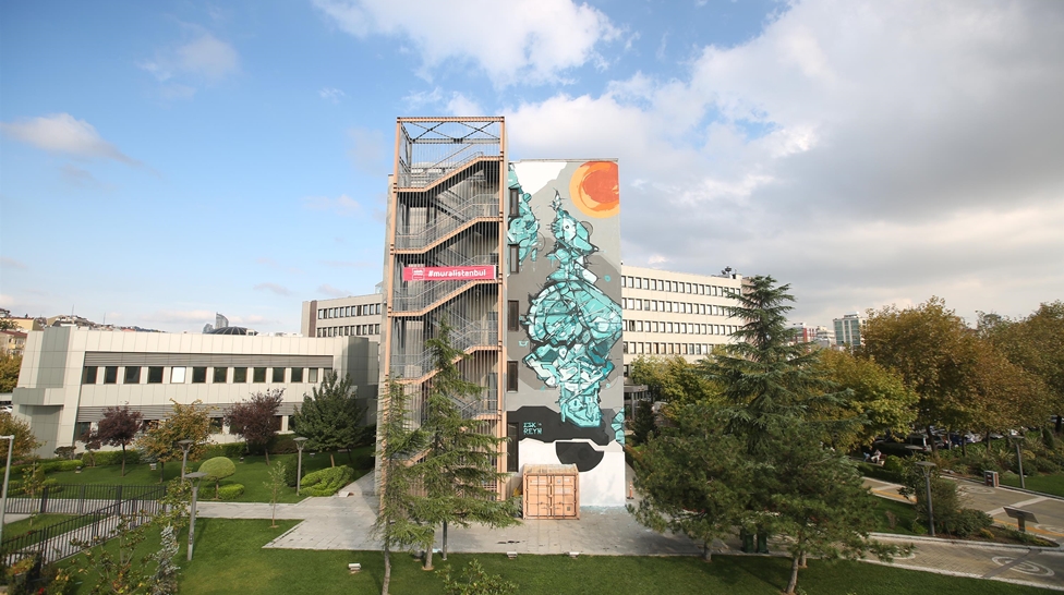 Kadıköy Belediye binası sanatçılara tuval oldu