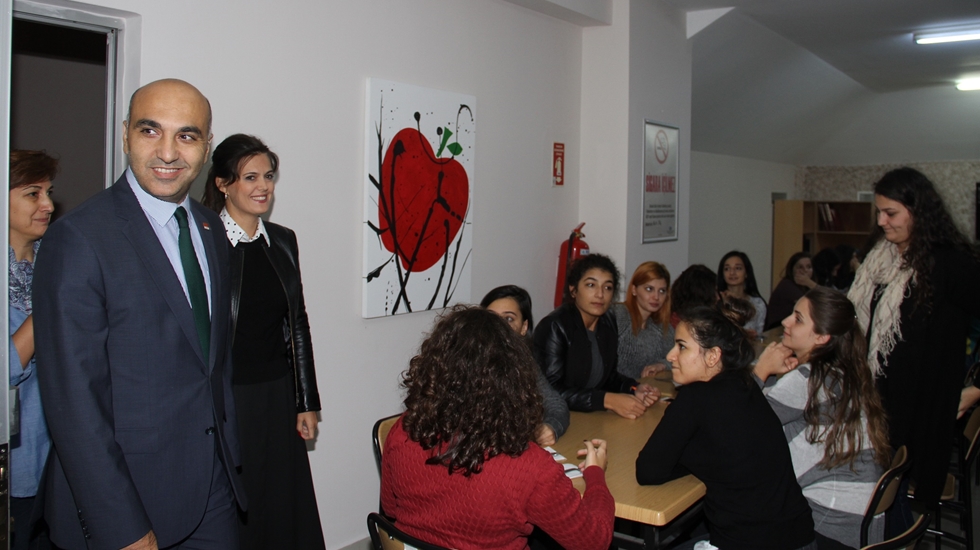 Belediye Başkanı Kız Öğrenci Misafirhanesinde