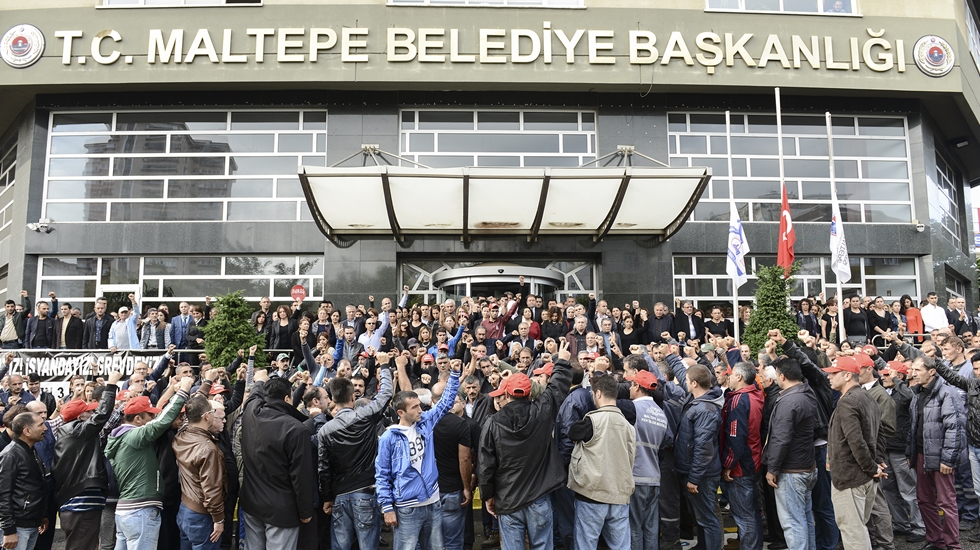 Belediye Başkanı ve çalışanları katliamı iş bırakarak protesto etti