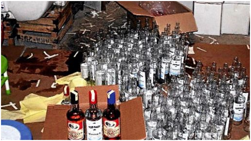 Sahte içkiden ölenlerin cenazesine gelenlere de aynı içki ikram edildice 12 kişi öldü