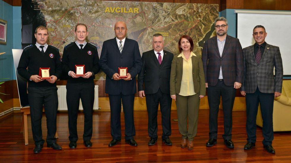 Hırsızlığı önleyen güvenlik personeline plaket