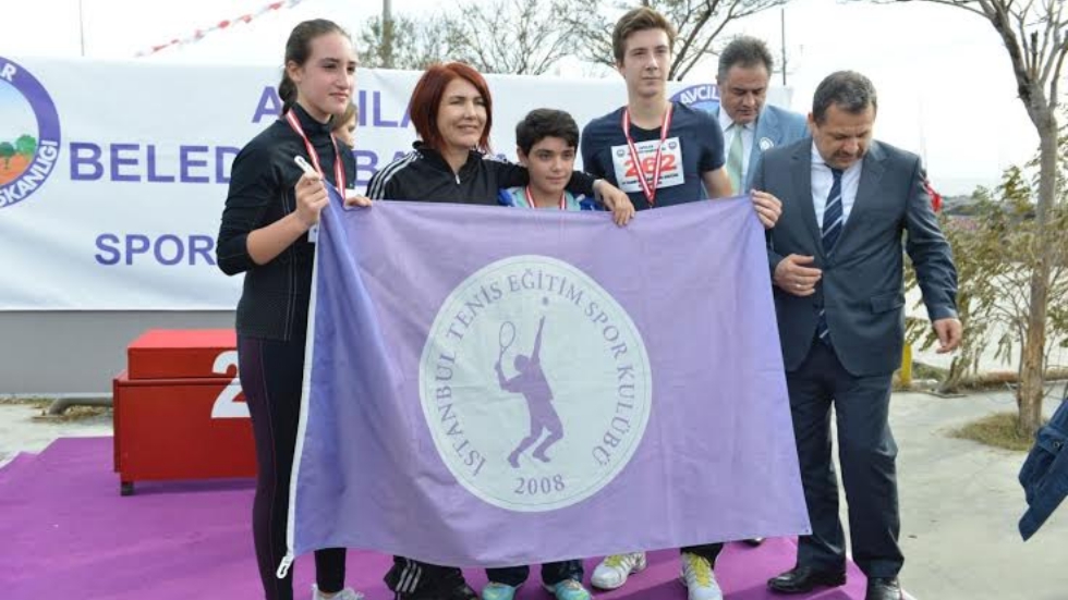 Avcılar’da 7’den 70’e Yüzlerce Kişi Başöğretmen Atatürk İçin Koştu