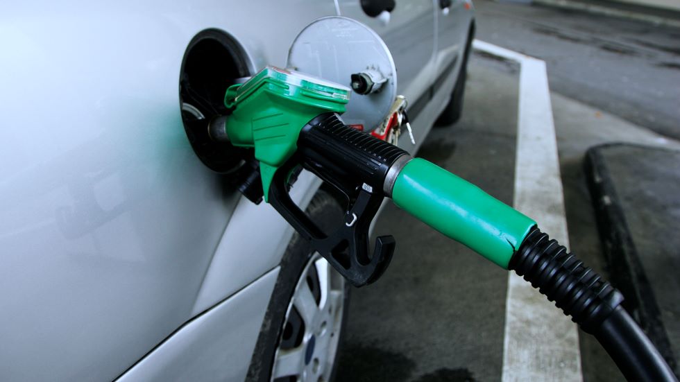 Benzin ve motorine yarından itibaren indirim geliyor
