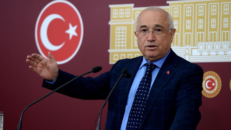 Cemil &Ccedil;i&ccedil;ek'ten baş&ouml;rt&uuml;s&uuml; a&ccedil;ıklaması: Kanun &ccedil;ıkartmak sorunu daha karmaşık hale getiriyor