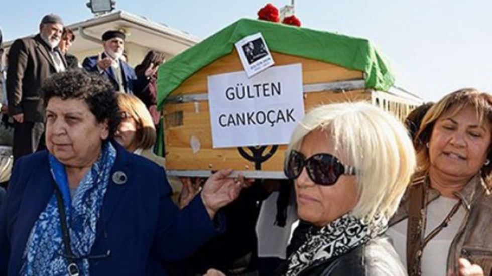 Şair Gülten Akın kadınların omzunda son yolculuğuna uğurlandı