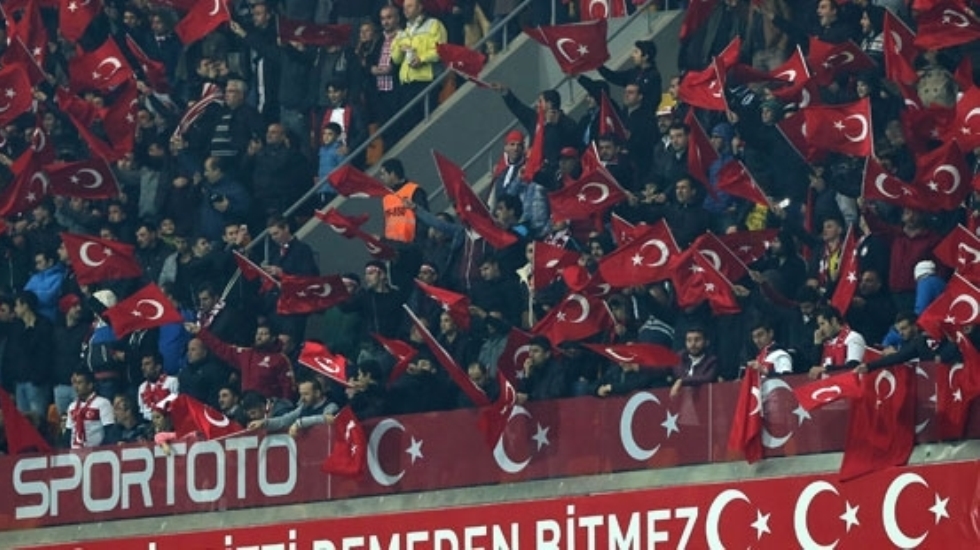 Milli maçta, Paris için yapılan saygı duruşu ıslıklandı