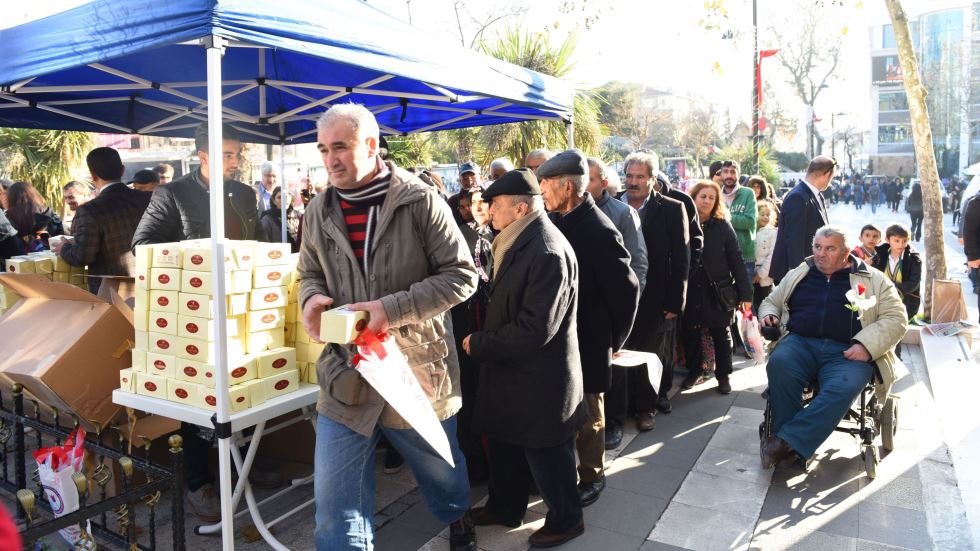 Avcılar Belediyesi Kandil Simidi Dağıttı