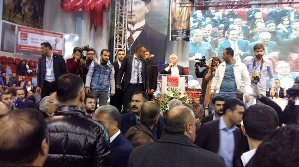 CHP İzmir il kongresinde Aziz Kocaoğlu ile Tuncay Özkan tartışması