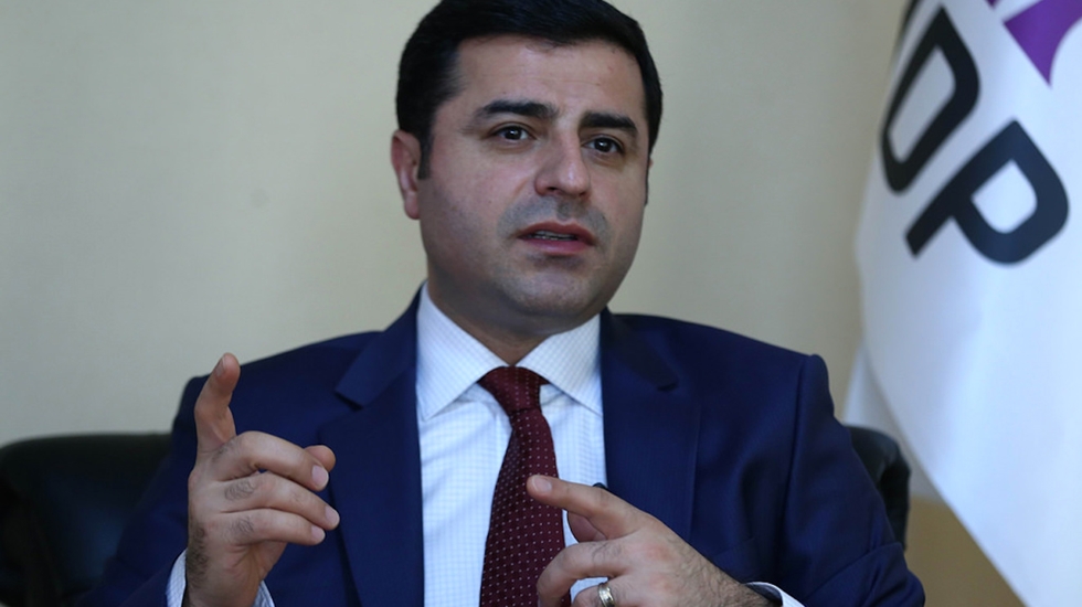 Selahattin Demirtaş, Erdoğan'a &ccedil;ağrı: "Mayıs'ta s&ouml;zleşmen bitiyor, l&uuml;tfen Saray'ı boşalt.&rdquo;