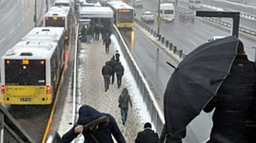İstanbul Küçükçekmece’de metrobüs kazası