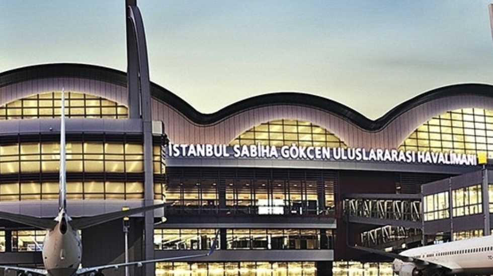 Pasaport kontrolü eziyete dönüşen Sabiha Gökçen'de yolcular uçağa yetişemiyor