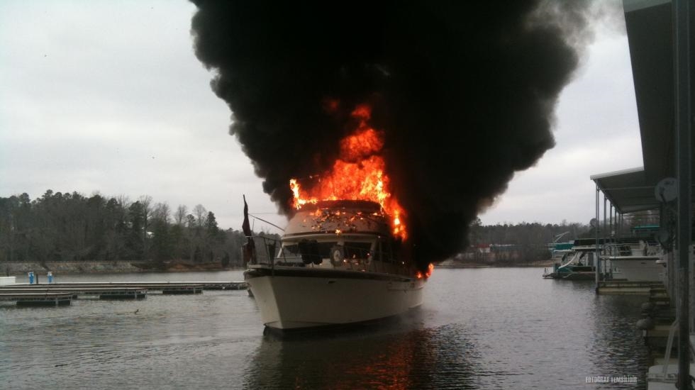 Beşiktaş iskelesinde yolcu teknesi yandı
