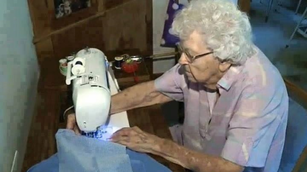 99 yaşında ve her gün Afrika’daki çocuklar için bir elbise dikiyor