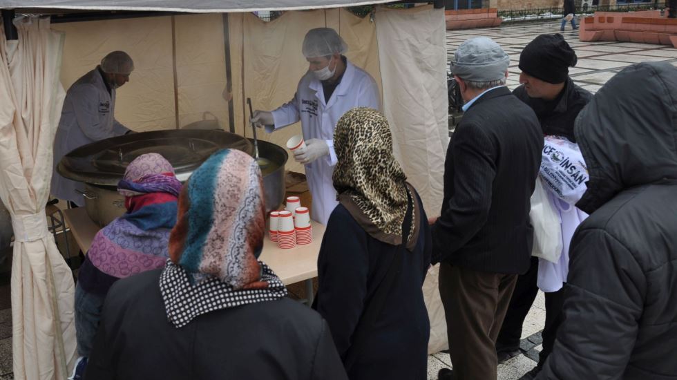 Avcılar Belediyesi yine ‘Önce İnsan’ dedi: Soğuk havaya çorba sıcaklığı