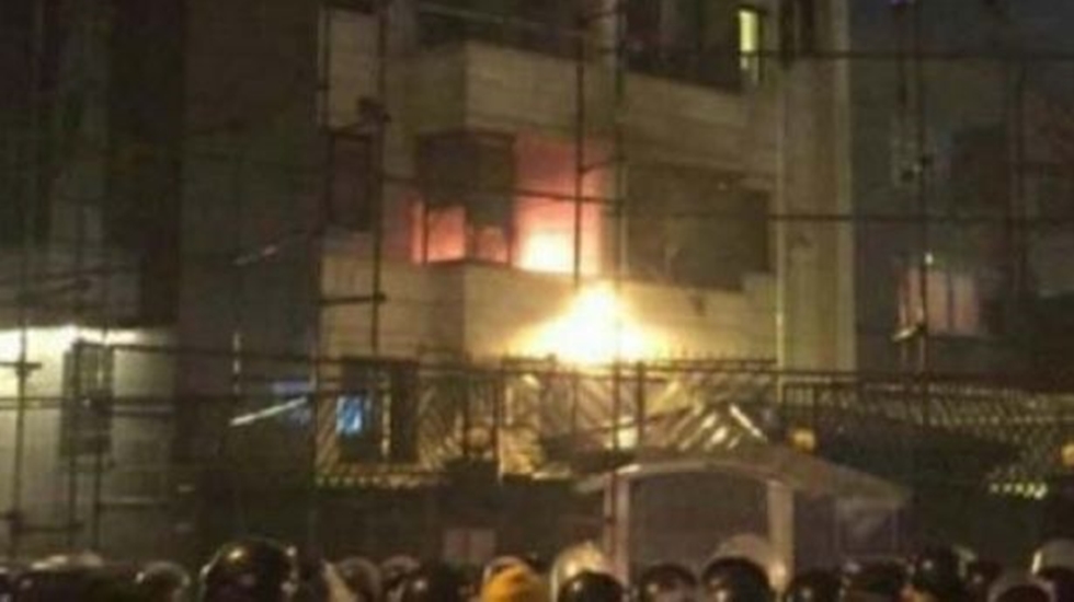 İran’da,  Suudi konsolosluğu ateşe verildi