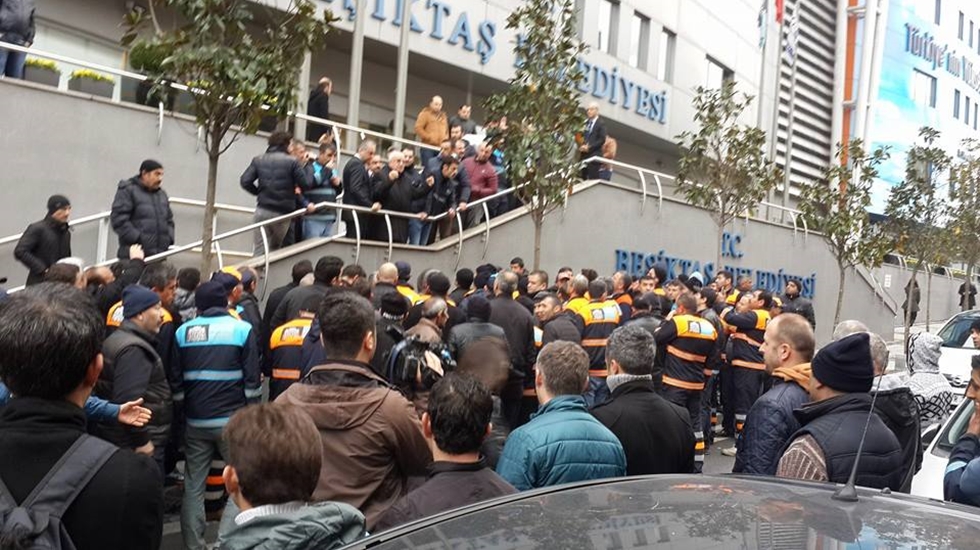 Beşiktaş Belediye işçileri işlerine geri dönmek için eylemde