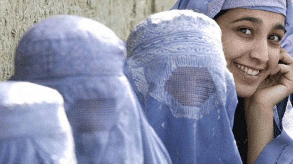 Afganistan’da cezaevlerinde, kadınlara bekâret testi uygulanıyor
