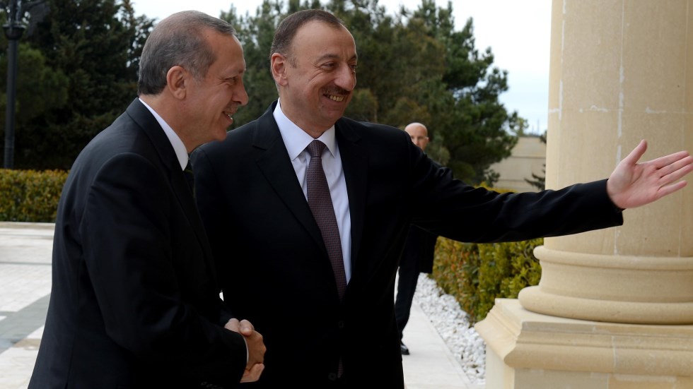 Aliyev'den AKP Genel Başkanlığına yeniden se&ccedil;ilen Cumhurbaşkanı Erdoğan'a tebrik