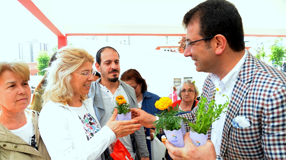 Annelerin günü çiçeklerle kutlandı