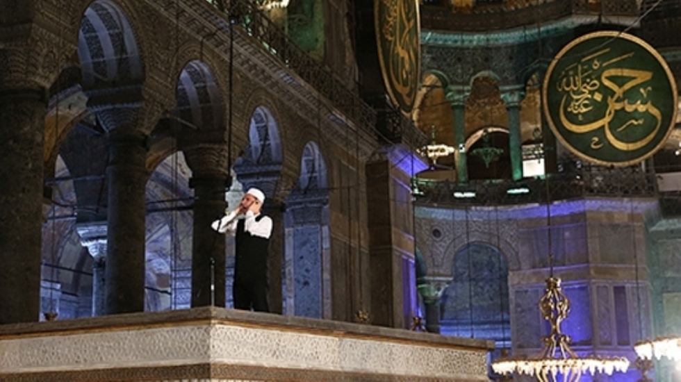 Alperen Ocakları üyesi grup Ayasofya’da ezan okuyup namaz kıldı