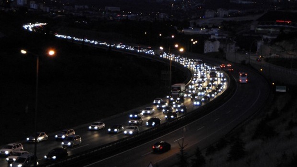 TEM'de zincirleme kaza! İstanbul istikameti trafiğe kapandı, çok sayıda yaralı var