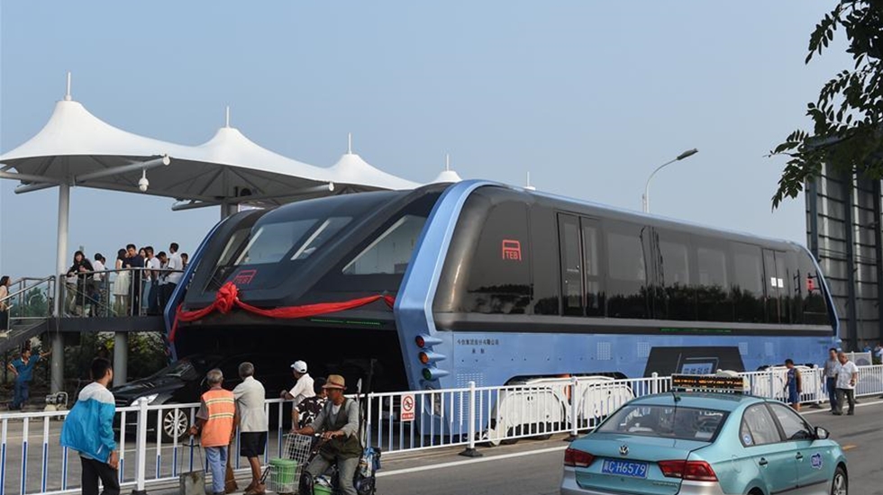 Çin, dev futuristik otobüsün test sürümüne başladı