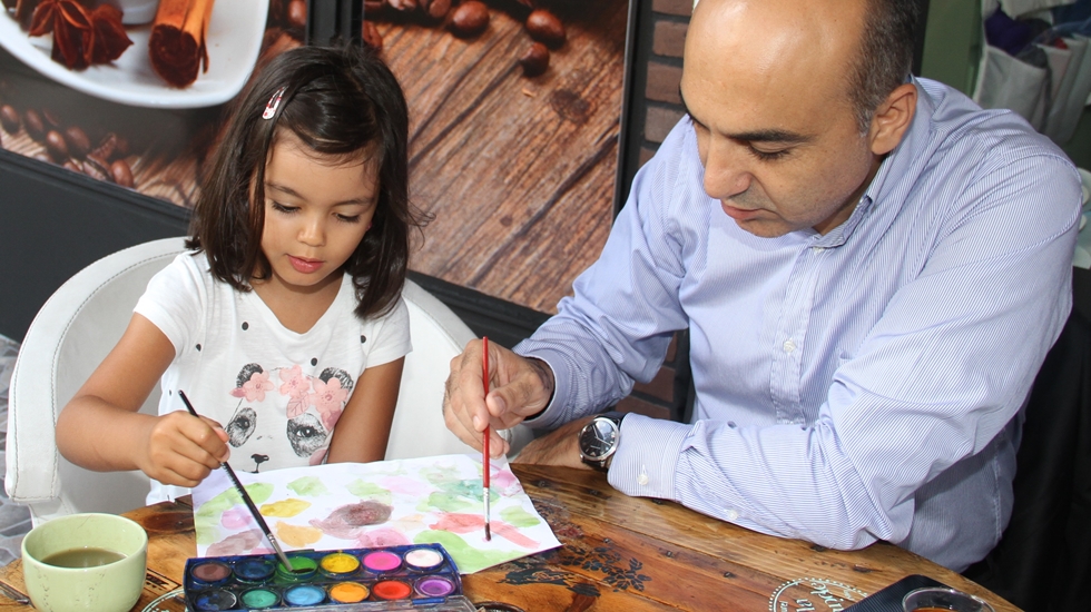 Kerimoğlu, çocuklarla resim yaptı