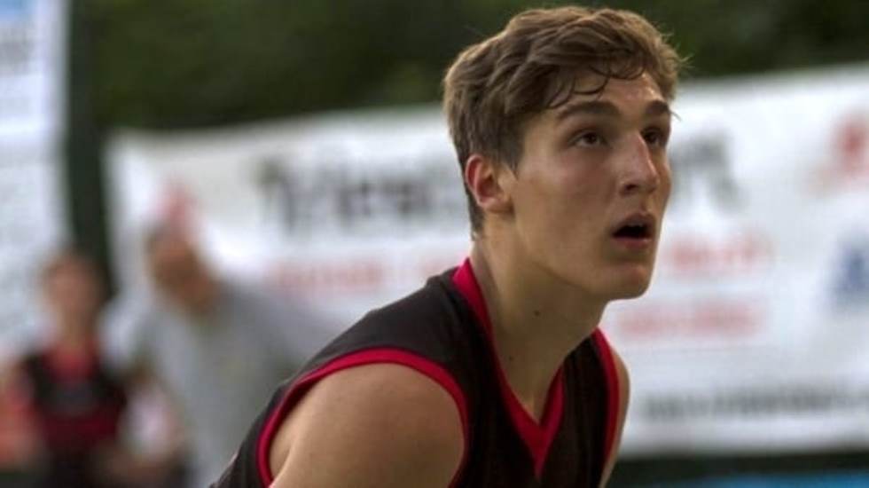 Genç basketbolcu sahada fenalaşarak yaşamını yitirdi
