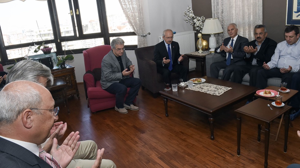 Kılıçdaroğlu’ndan Kuşoğlu ailesine taziye ziyareti