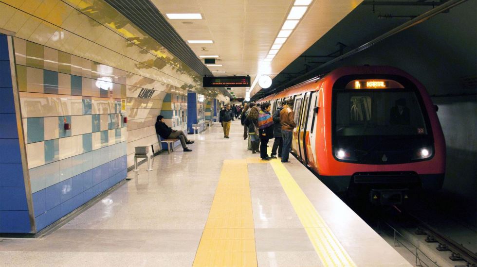 Metro personeli kayıp engelli yolcuyu ailesine kavuşturdu
