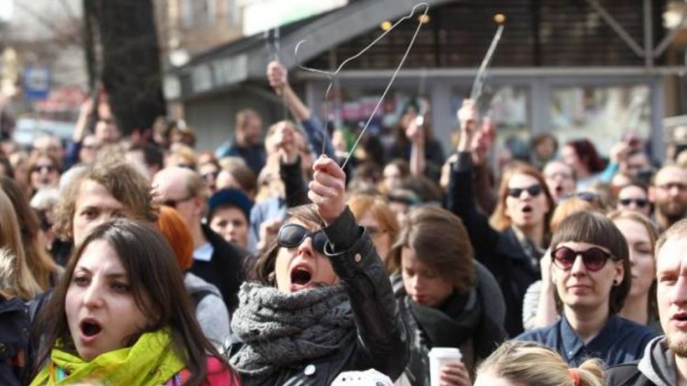 Kadınların zaferi: Polonya’da kürtaj yasası rafa kalktı!