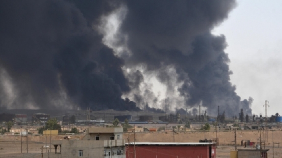 IŞİD, Musul’da petrol dolu hendekleri ateşe verdi!
