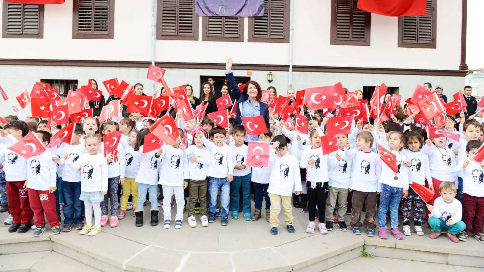 Avcılar Belediyesi Kent Enstitüsü çocuklarından Ata’ya saygı