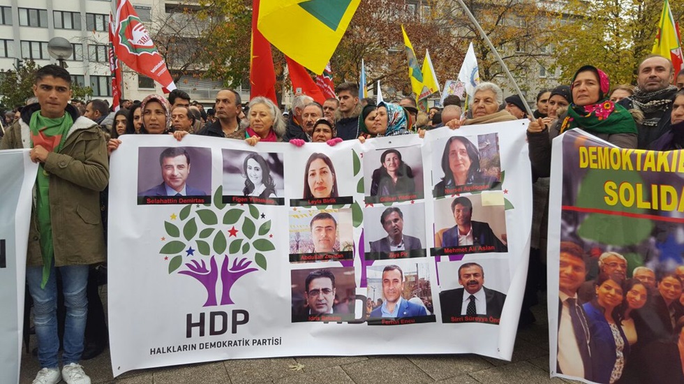 HDP’lilerin tutuklanmasını, Avrupa da binlerce kişi protesto etti
