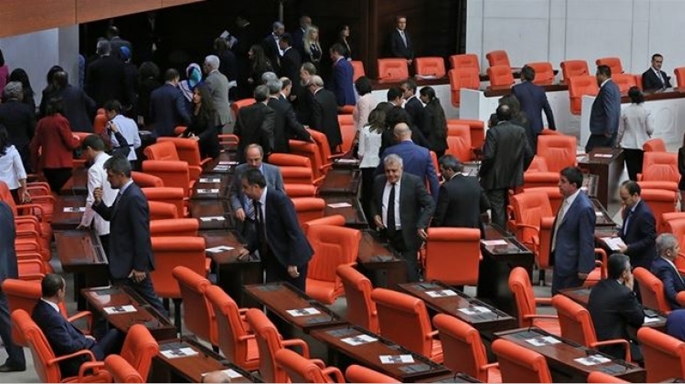 CHP ve HDP Genel Kurulu terketti: Bu kayyum tablosudur
