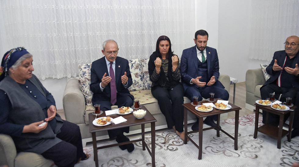 Kılıçdaroğlu Şehit Uzman Çavuş Erdem Ünal’ın Annesini ziyaret etti