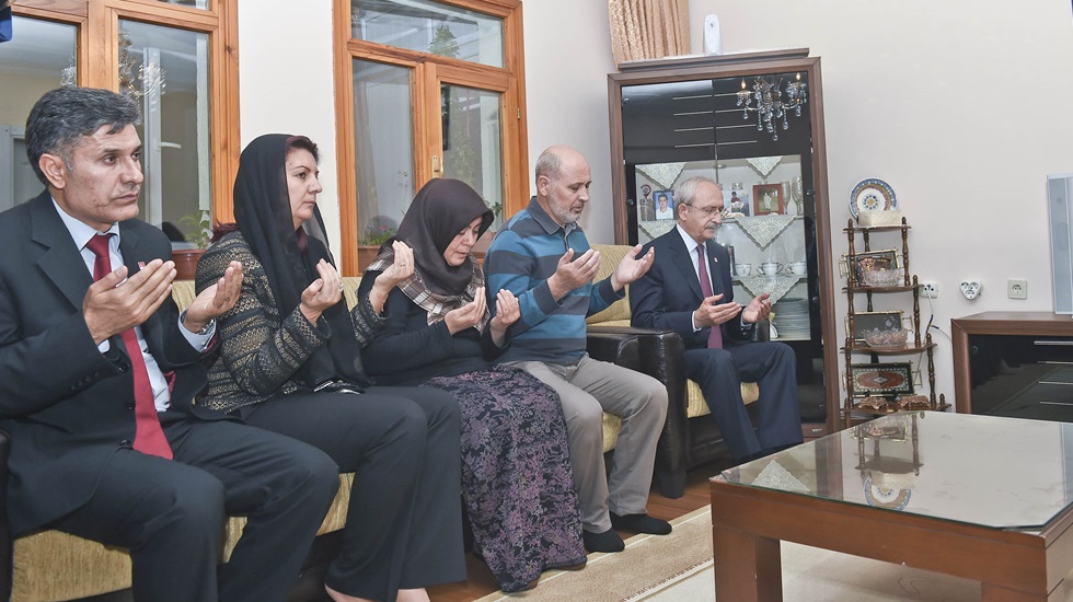 Kılıçdaroğlu Uzman Onbaşı Türkoğlu’nun ailesini ziyaret etti