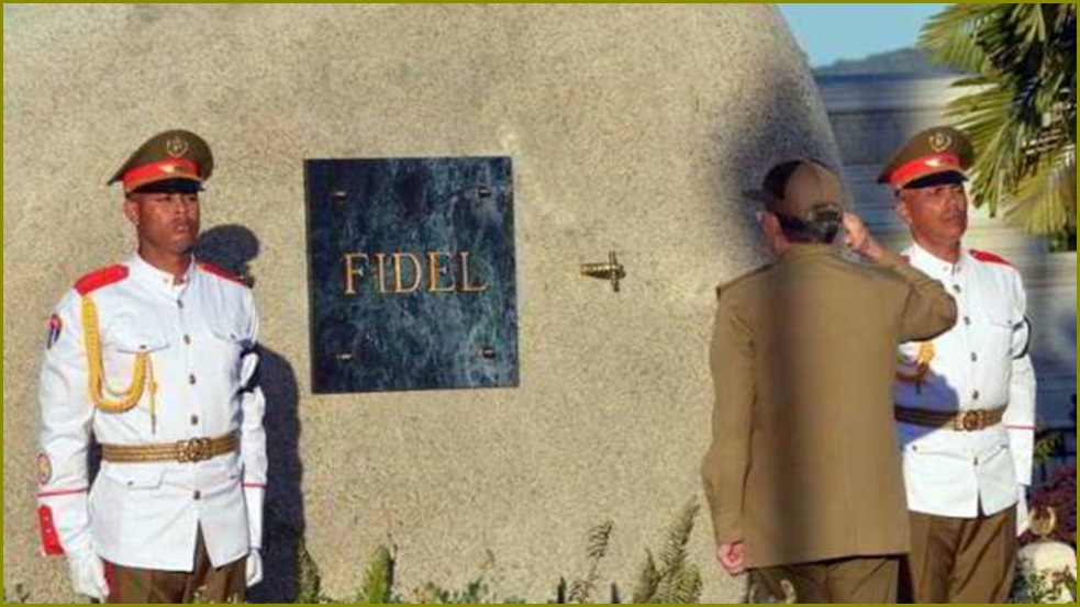 Fidel sade bir törenle son yolculuğuna uğurlandı