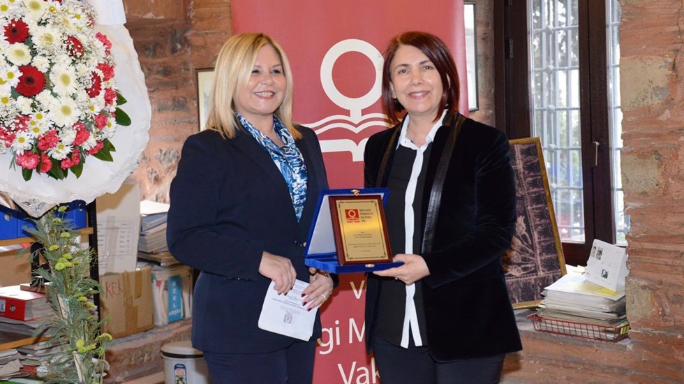 Kadın Eserleri Kütüphanesinden Kadın Belediye Başkanına Plaket