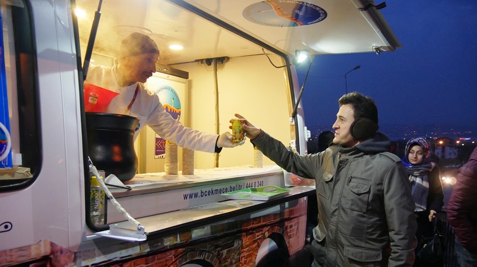 Büyükçekmece Belediyesi çorba dağıtıyor